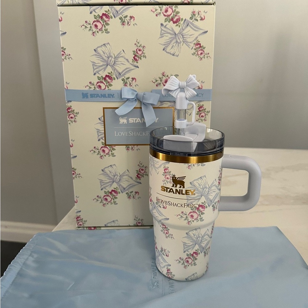 The Stanley X
LoveShackFancy
Holiday Quencher
20 OZ - Rosa
Beaux Blue - Picture 5 of 6